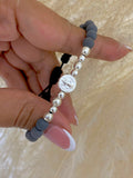 Pulsera en plata San Benito  con neopreno gris