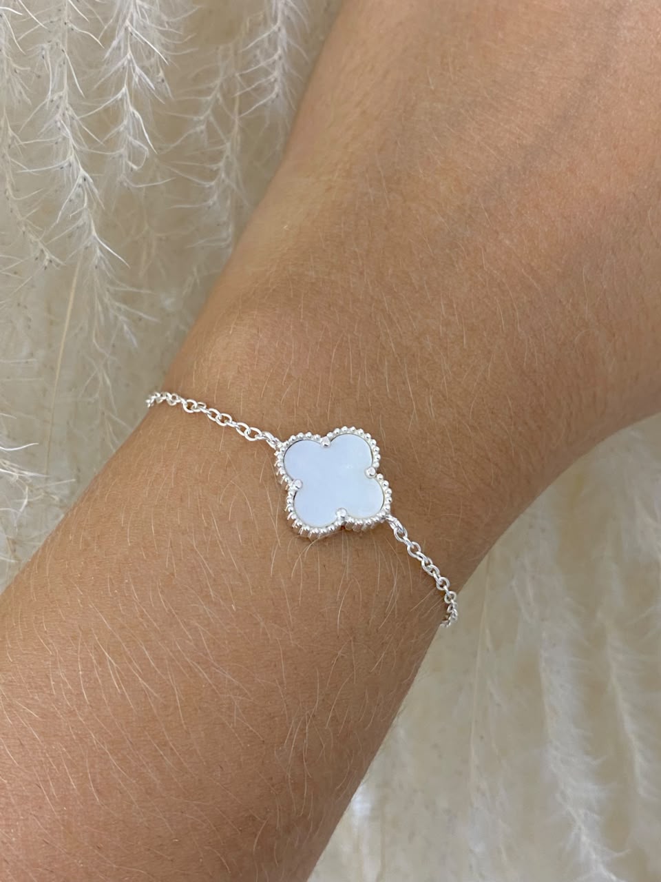 Pulsera trébol blanca