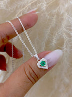 Dije forma de Diamante con esmeralda + cadena