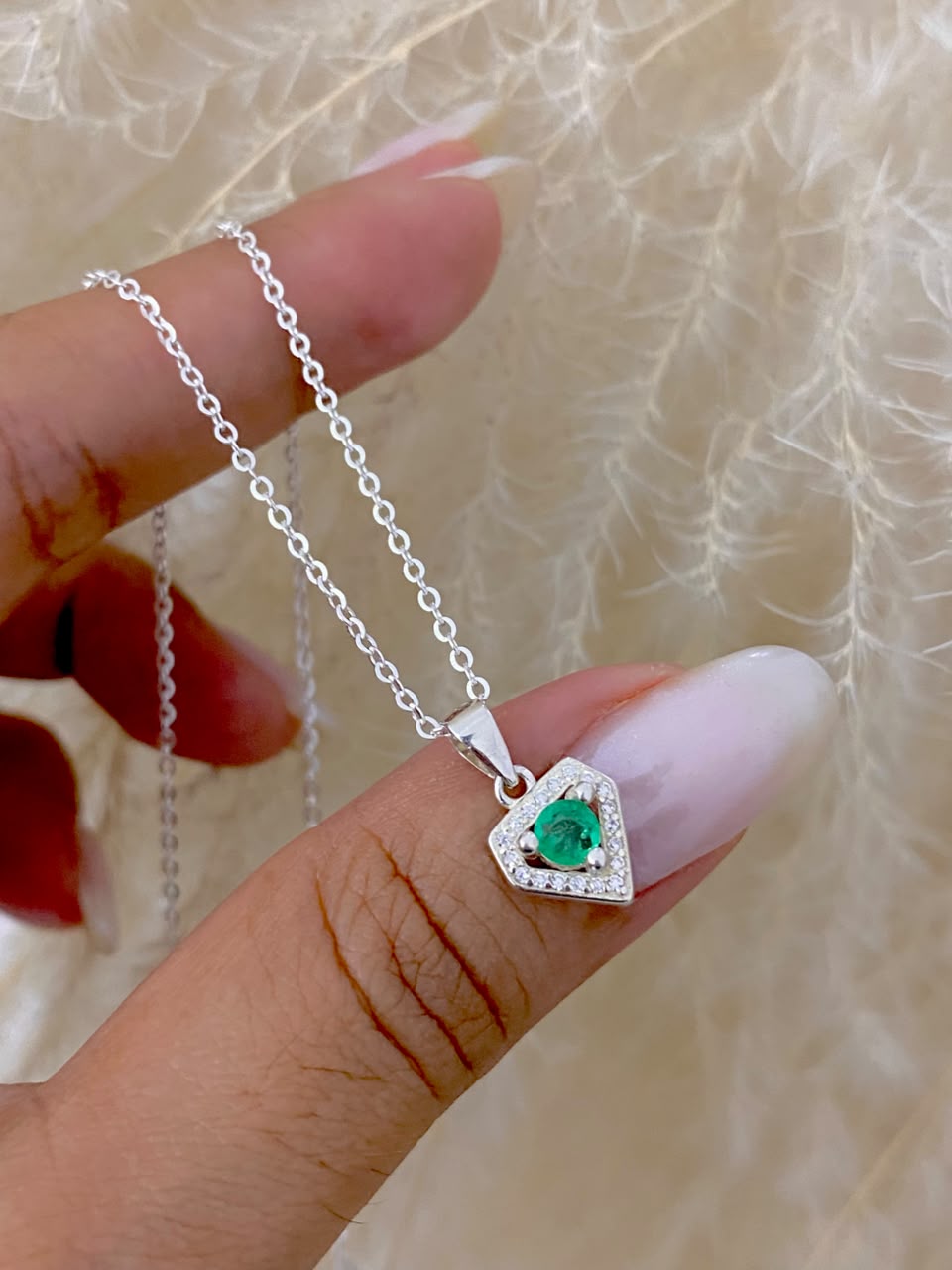Dije forma de Diamante con esmeralda + cadena