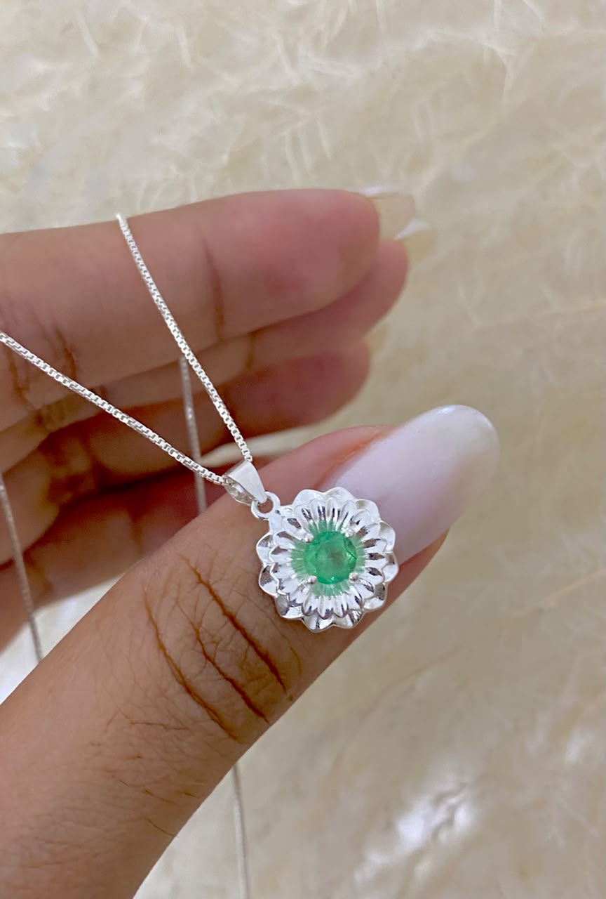 Dije flor esmeralda redonda + cadena